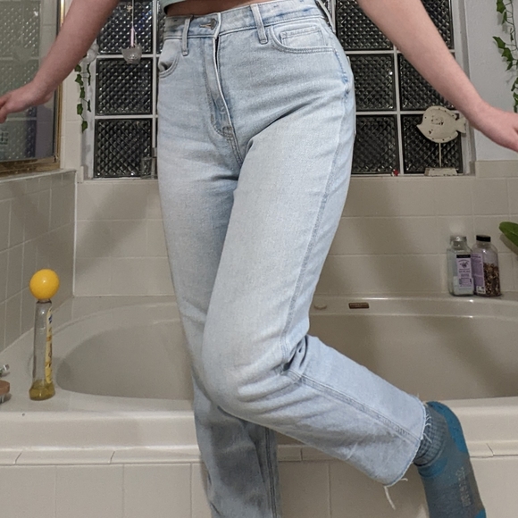 Light Wash Straight Leg Hollister Jeans 🛀 - Picture 3 of 4